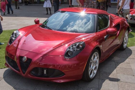 Współczesna Alfa Romeo, jako część koncernu Stellantis (dawniej Fiat Chrysler Automobiles), nadal kontynuuje swoją dziedzictwo innowacji i pasji. Modele takie jak Alfa Romeo Giulia i Alfa Romeo Stelvio wciąż przyciągają uwagę miłośników motoryzacji na całym świecie.